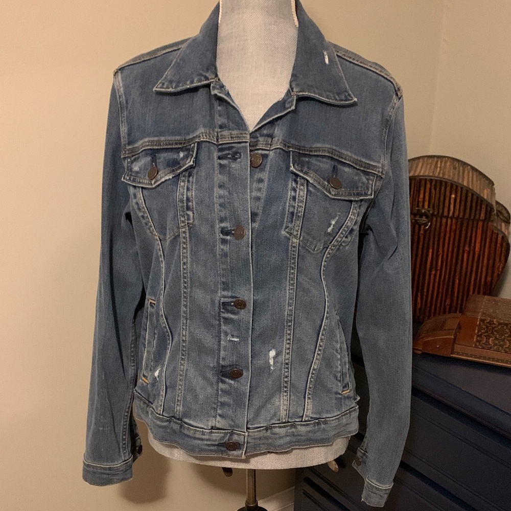 NWOT Gap Distressed Stretch Denim Jacket